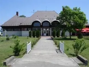 Hotel Sarga Csiko
